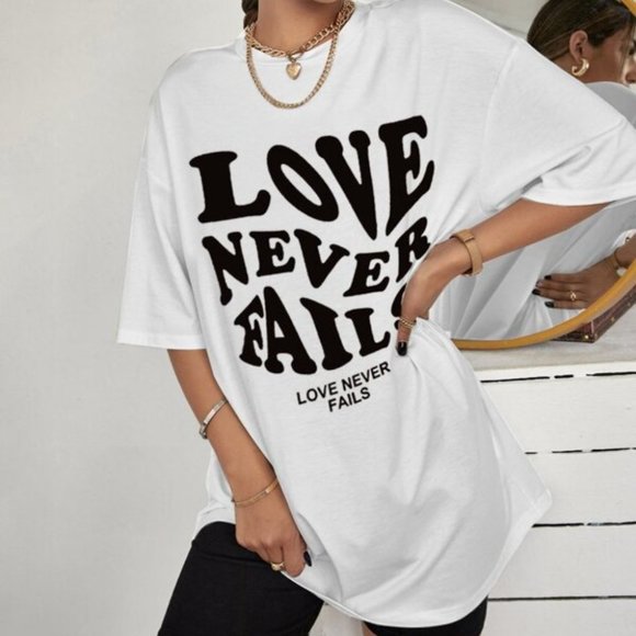 GRAPHIC TEE "love never fails" - Picture 1 of 5